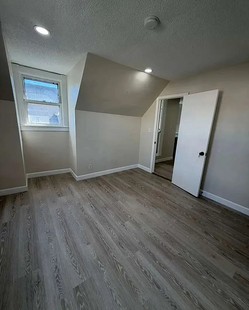 2 bed, 1000 sqft, $1,275 — Photo 3