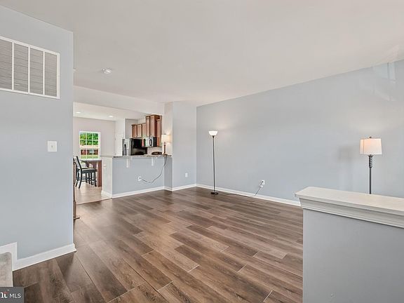 5th image of 19 Ontario Dr