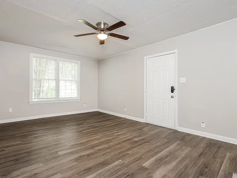 560152_019_living_room_13184609.jpg