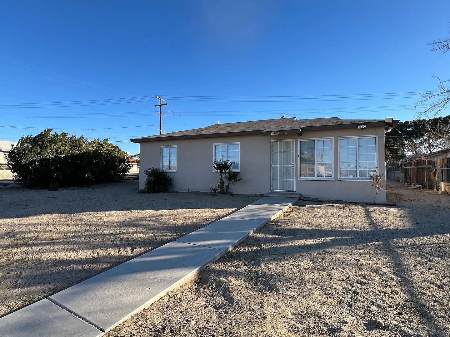 3 Bedroom 1 Bathroom House with Huge Fenced Yard Near Schools, Park & Community Pool — Photo 1