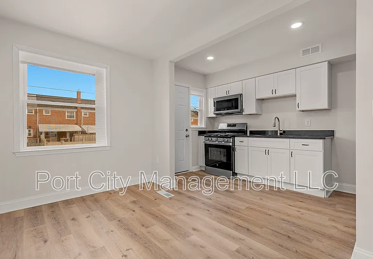 832 N Marlyn Ave — Photo 7