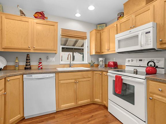 5th image of 440 SE Neptune Ave