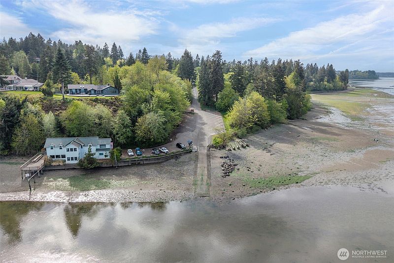 4th image of 9737 Glacis Drive NE