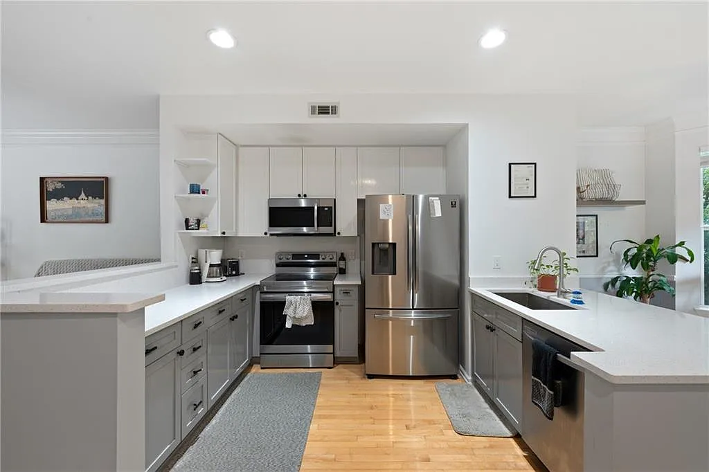 1 bed, 1.5 bath, 1058 sqft, $2,500 — Photo 3