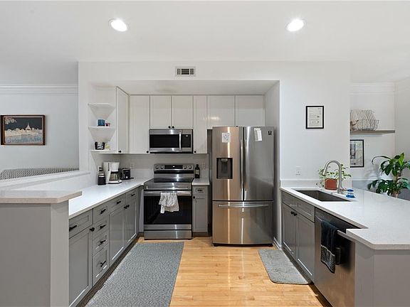 3rd image of 951 Glenwood Ave SE APT 102
