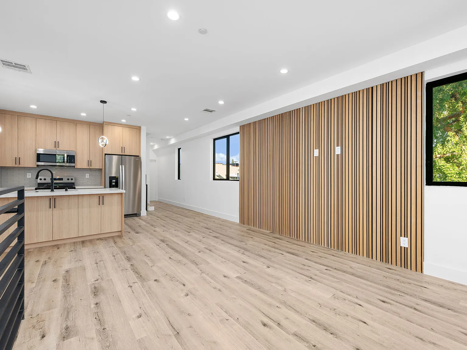 4 bed, 4.5 bath, 2030 sqft, $5,600 — Photo 3