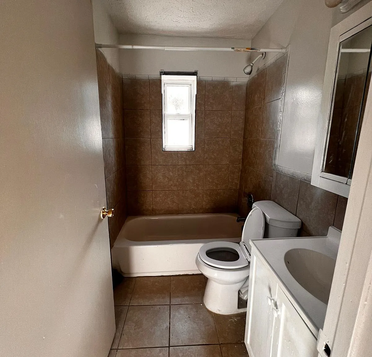 855 Steffen Avenue - 3 — Photo 4