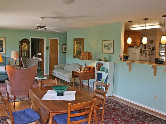 5th image of 165 Hillcrest Dr