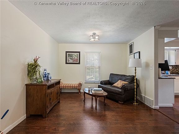 4th image of 8 Beech Ln