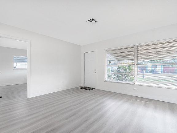 5th image of 327 NE 16th Avenue