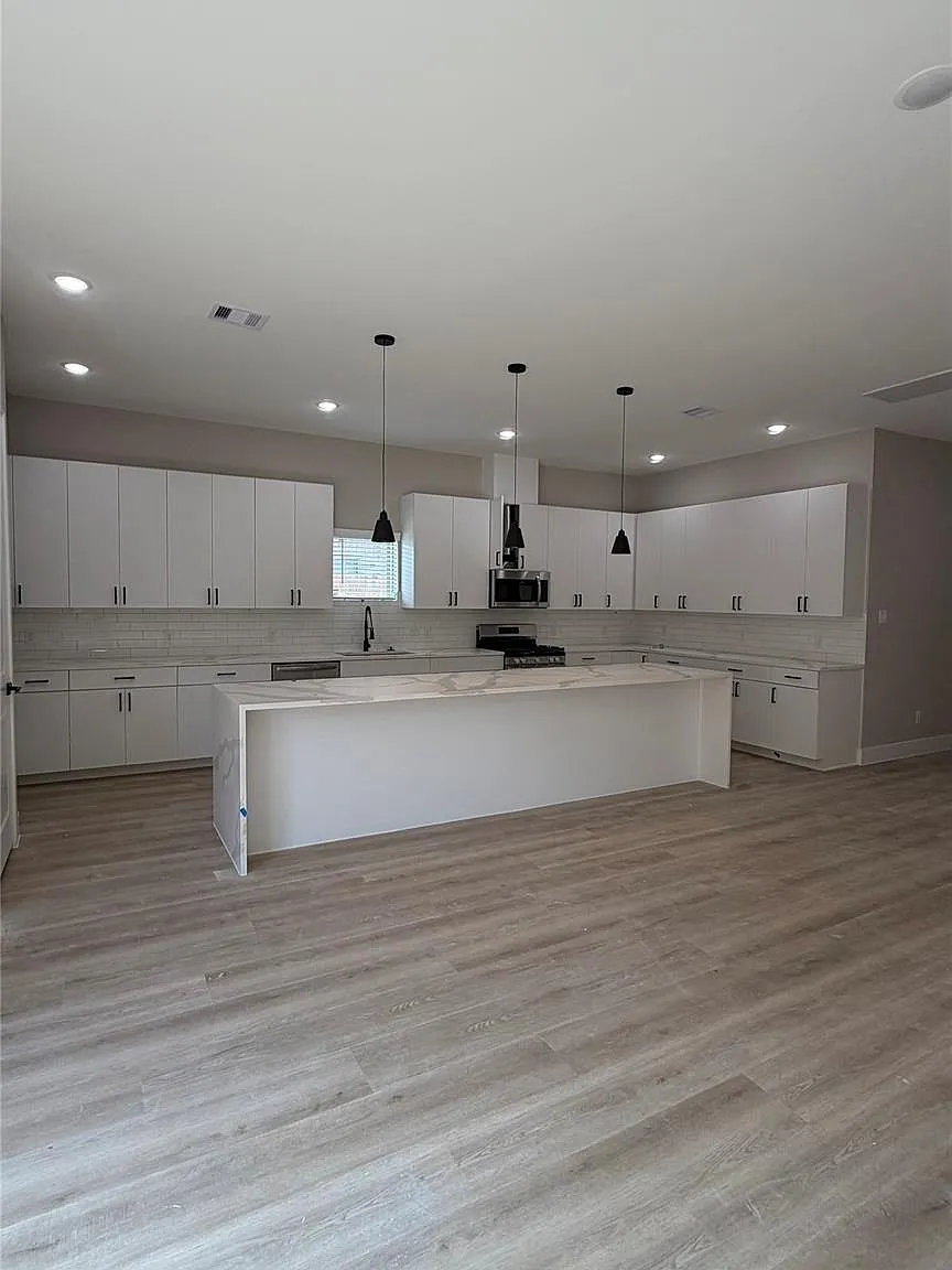 3 bed, 2.5 bath, 2284 sqft, $2,700 — Photo 4