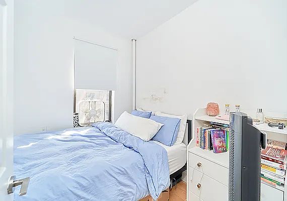 4th image of 238 E 33rd St APT 16