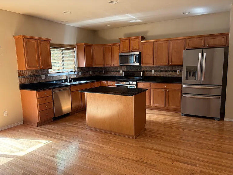 Kitchen
Has Gas cooktop