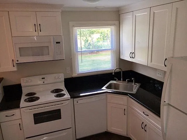 4 bed, 1.5 bath, 1316 sqft, $4,250 — Photo 3