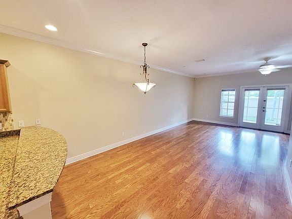 4th image of 282 Valencia Cir