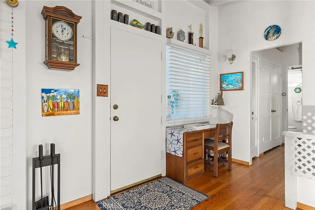 2 bed, 1.5 bath, 1100 sqft, $8,500 — Photo 2