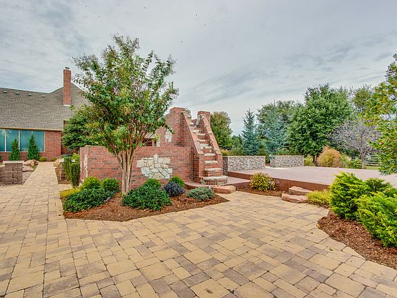 3rd image of 14300 Thornhill Dr