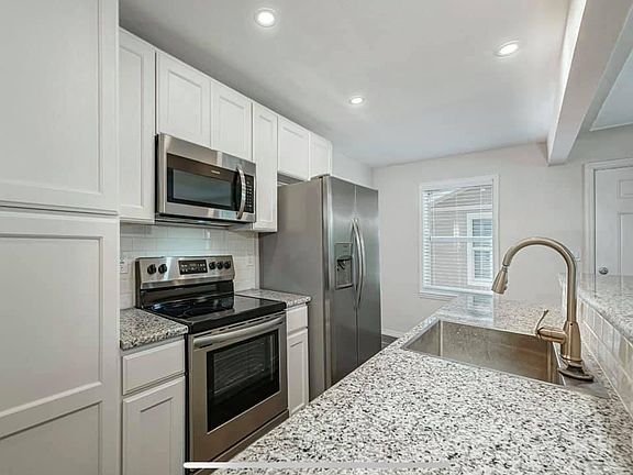 5th image of 326 21st Ave S APT 2