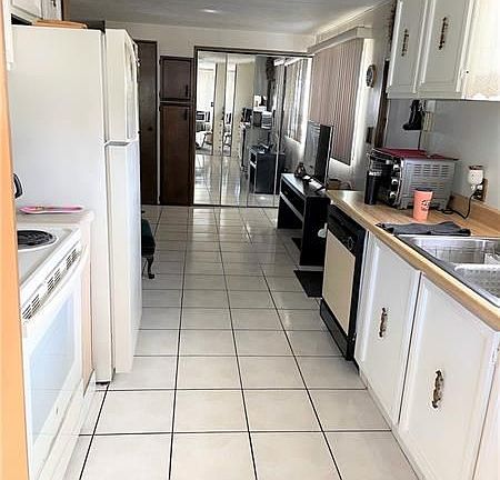 5th image of 2620 SW 54th Pl