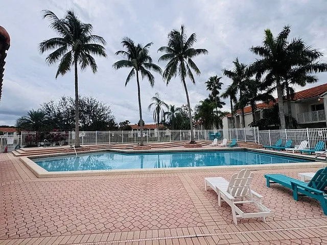 Country Club Lakes Apartments — Photo 22