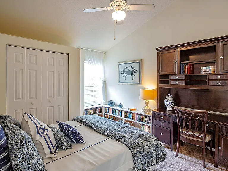 Huntington Lakes Apartments — Photo 20