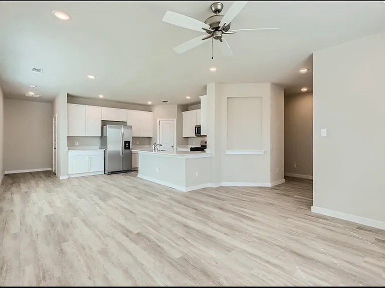 1325 Creekbank Dr — Photo 4