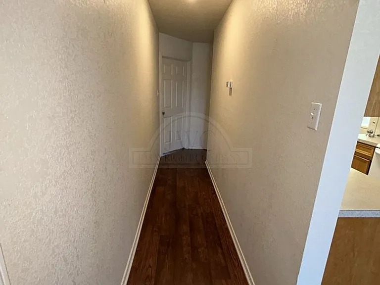 912 McDaniel Cir — Photo 8