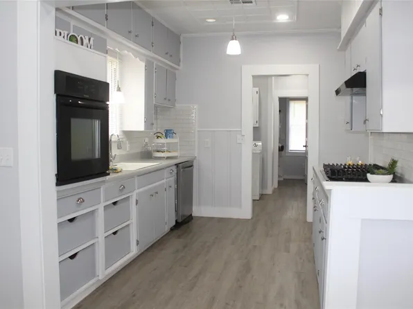 710 Fahrenthold St, El Campo, TX 77437
