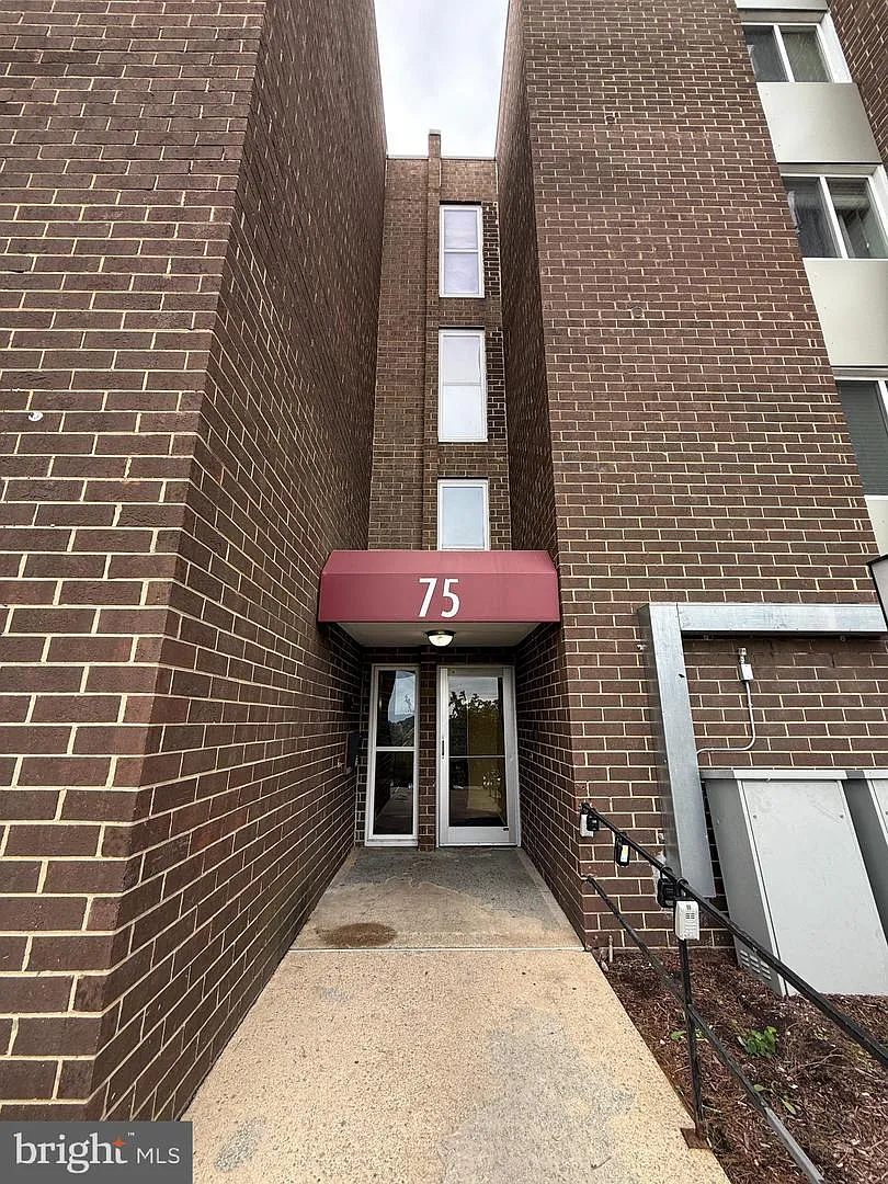 Building Photo - 75 S Reynolds St #108