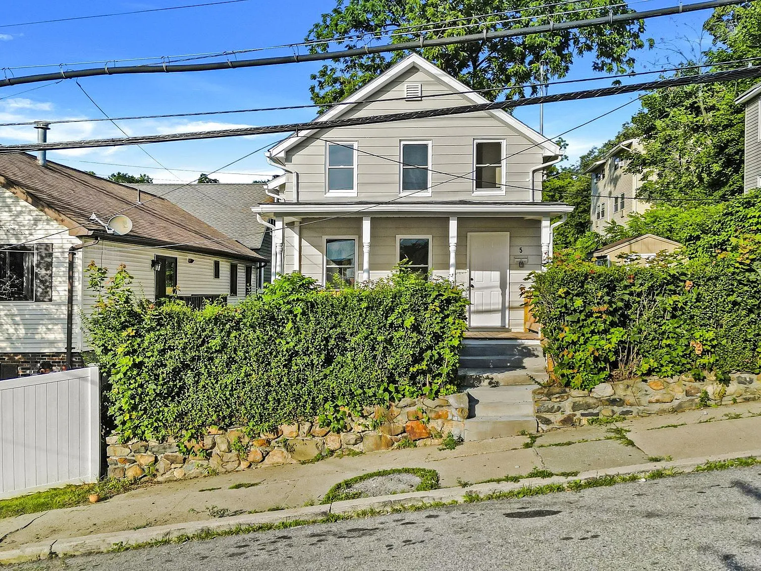3 bed, 1.0 bath, 1600 sqft, $3,850 — Photo 1