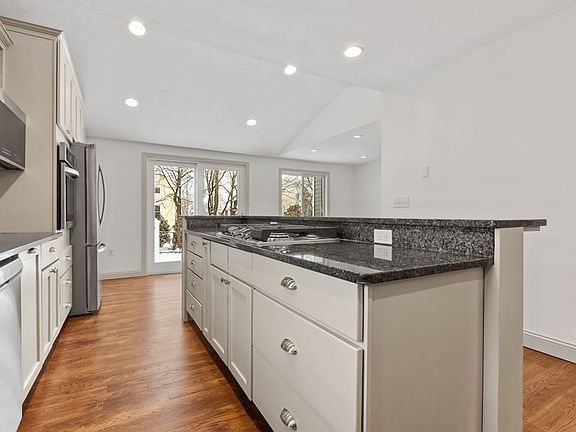 3rd image of 27 Kingsbury Ave
