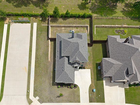 3rd image of 2501 Bunker Hill Dr