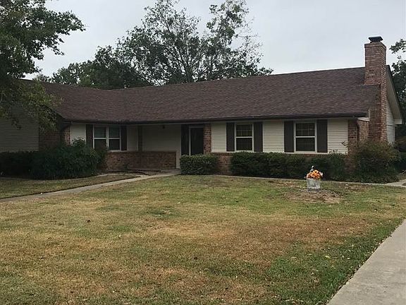 3rd image of 903 Shady Ln