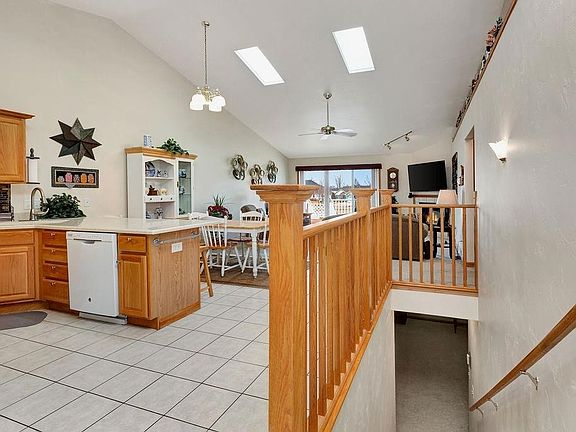 Open Concept W/Vaulted Celings.