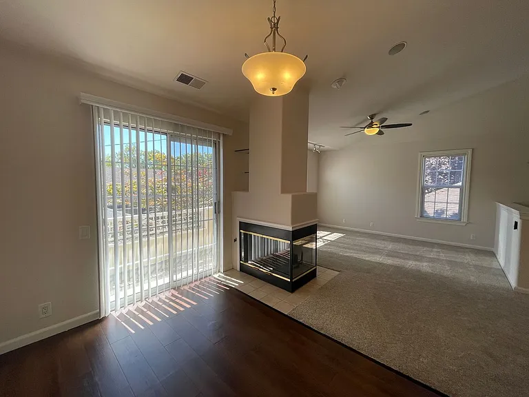 Exceptionally Spacious and Modernized 2x2 Townhouse w/Garage and Washer/Dryer Hookups! — Photo 25