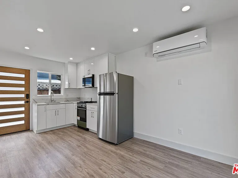 6229 Sylvia Ave — Photo 11