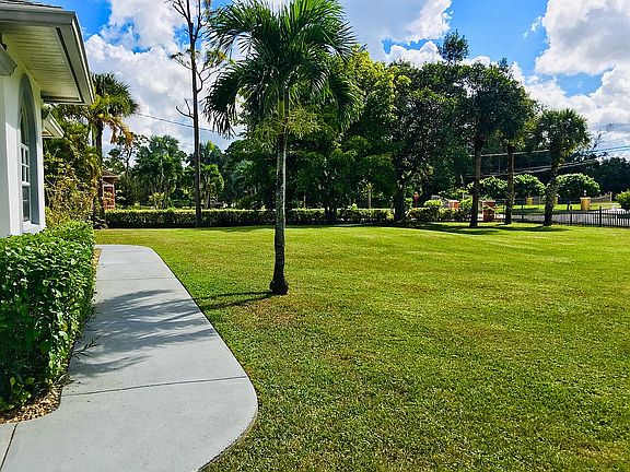 Huge fenced front yard