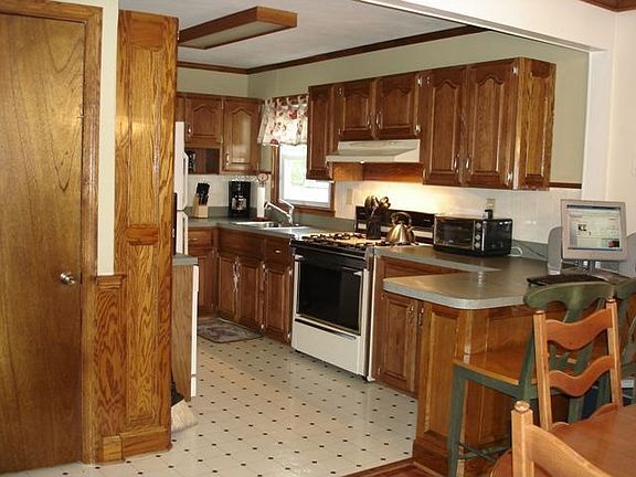Updated kitchen features breakfast bar.