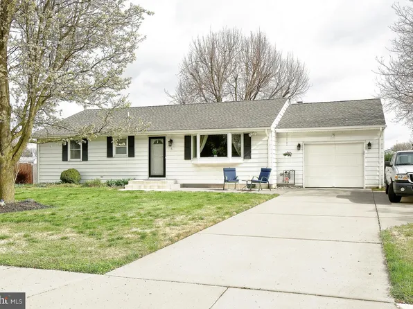 8 Lenape Dr, Pennsville, NJ 08070
