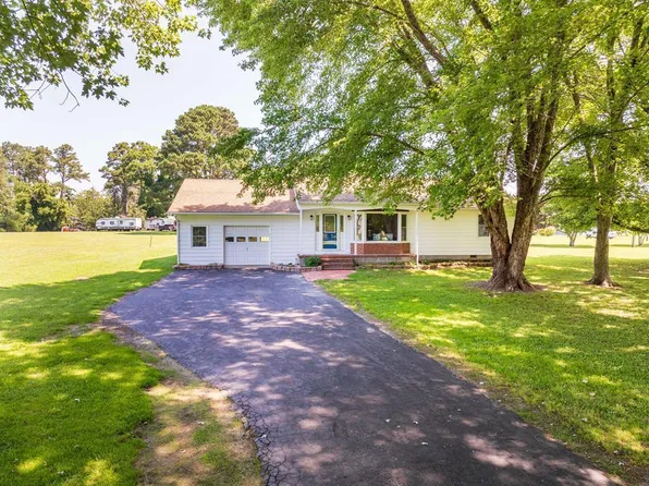 22347 Custis St, Wachapreague, VA 23480