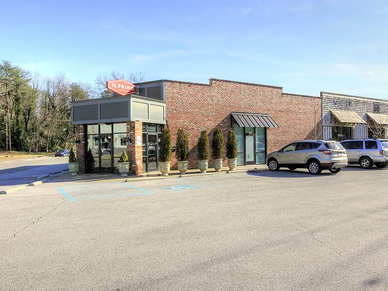 Walking distance to El Primo, Treemont Tavern and Zones for Normal Park Schools.