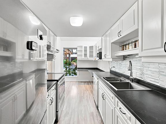 3rd image of 15945 Alder Pl