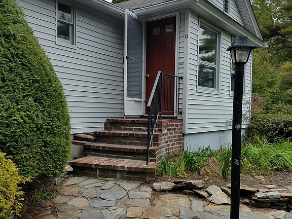 3rd image of 13 Burbank Ln