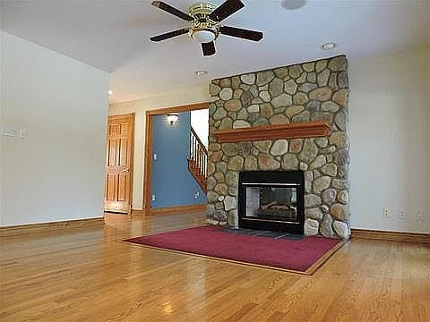 4th image of 2385 Middlecroft Dr