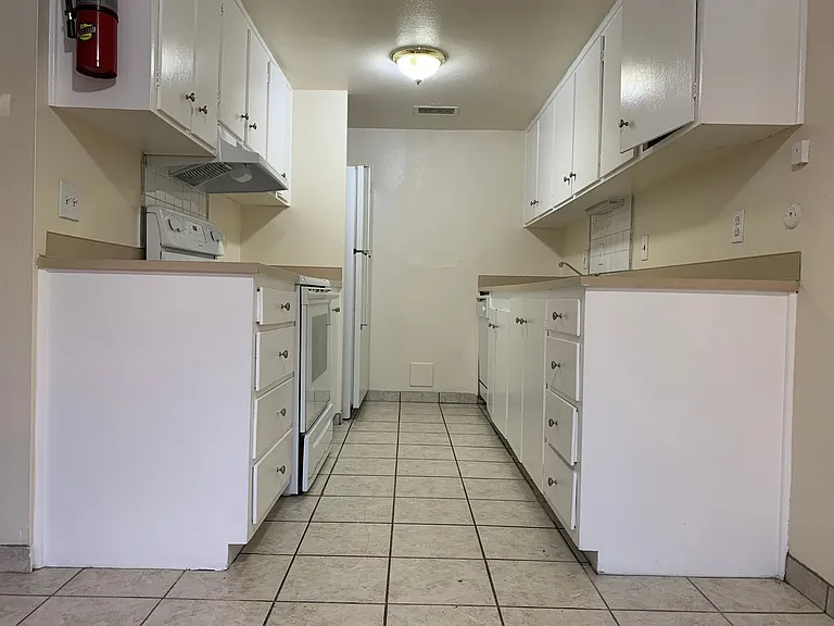 Large Quiet Two Bedroom — Photo 8