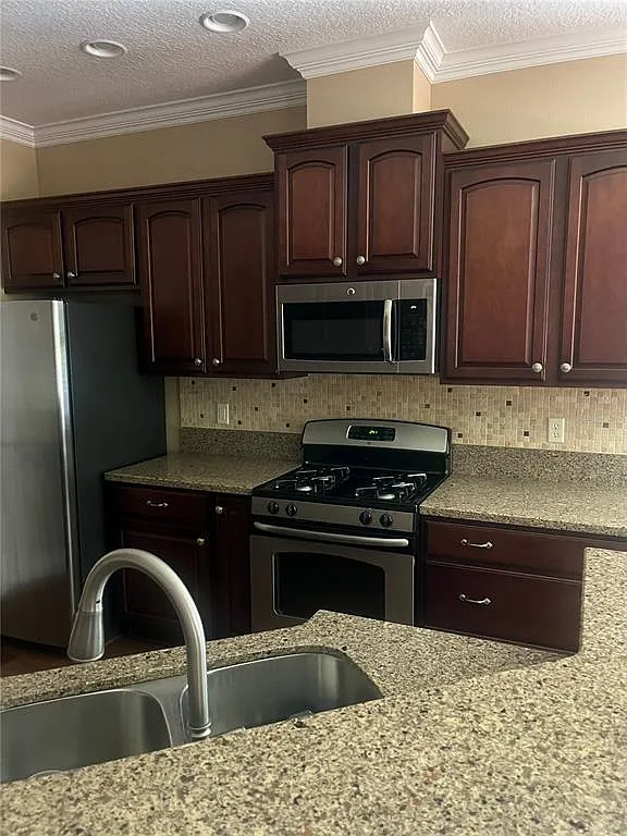 3 bed, 2.0 bath, 1687 sqft, $2,100 — Photo 4