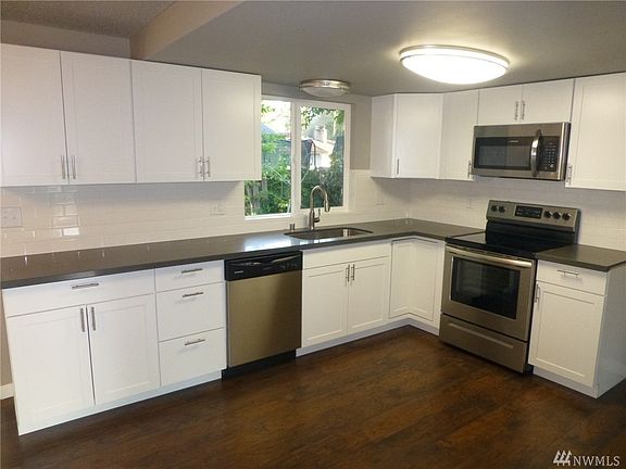 3rd image of 3251 Madrona Dr SE