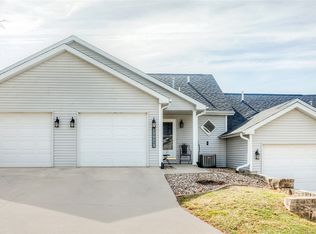 2302 Bos Landen Dr APT 3, Pella, IA 50219
