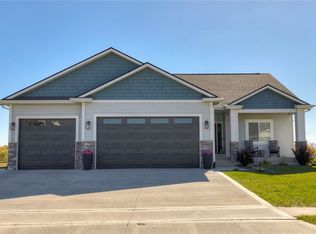 9190 Cody Dr, West Des Moines, IA 50266