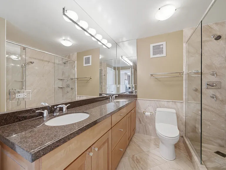 111 E Chestnut St #42F — Photo 13